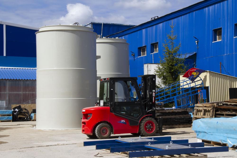 ООО «РусКомПолимер» выпустила вертикальные полимерные резервуары с защитной стенкой для хранения раствора соляной кислоты