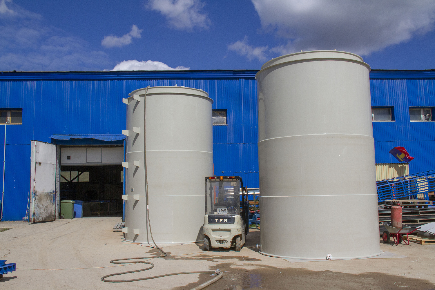 ООО «РусКомПолимер» выпустила вертикальные полимерные резервуары с защитной стенкой для хранения раствора соляной кислоты